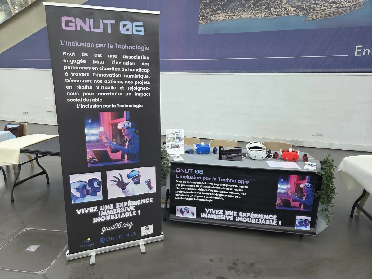 Photo du stand de GNUT 06 lors de la journée des aidants avec présentation de nos solutions d'inclusion