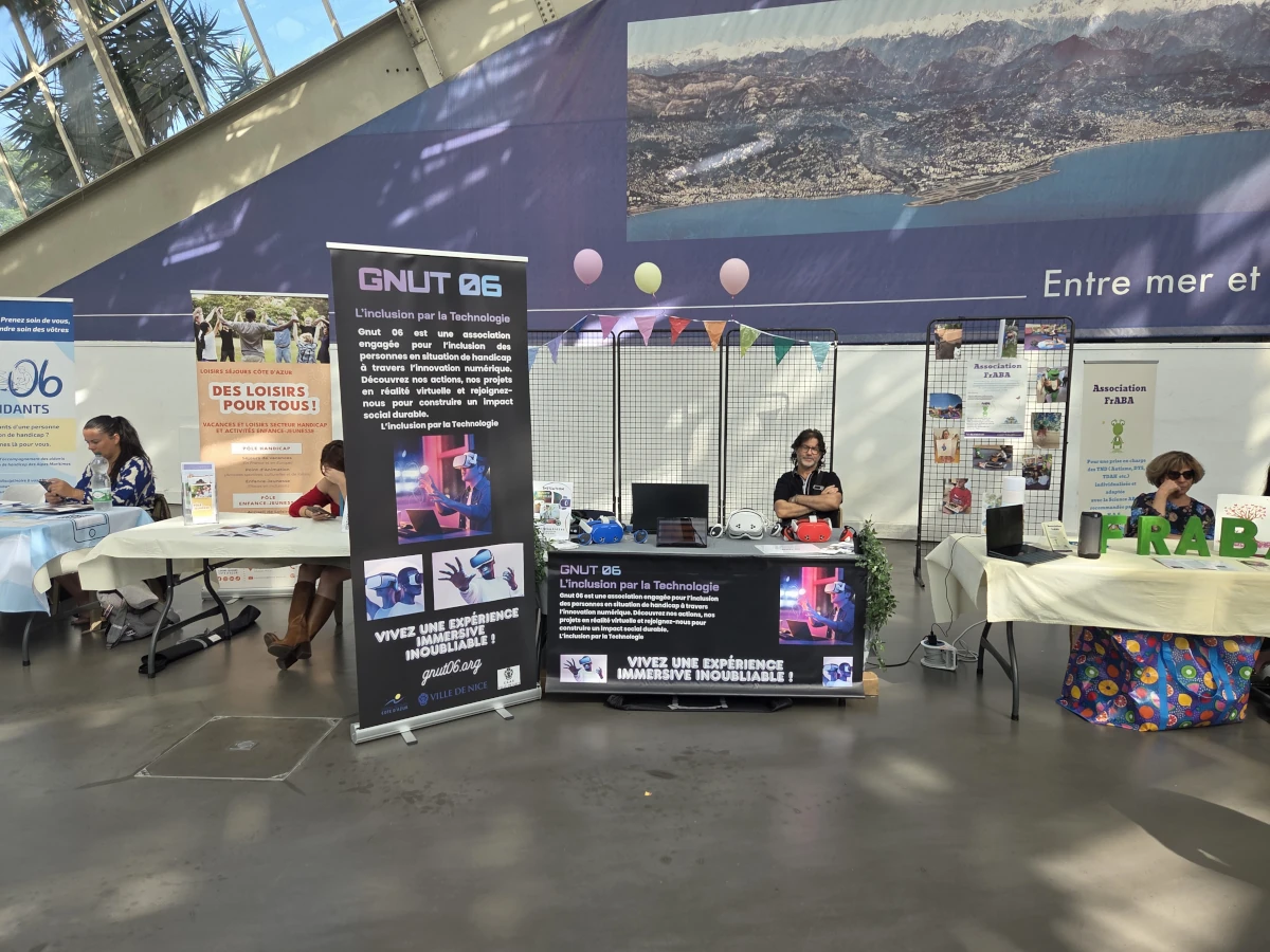 Photo de l'équipe GNUT 06 accueillant les visiteurs lors de la journée des aidants