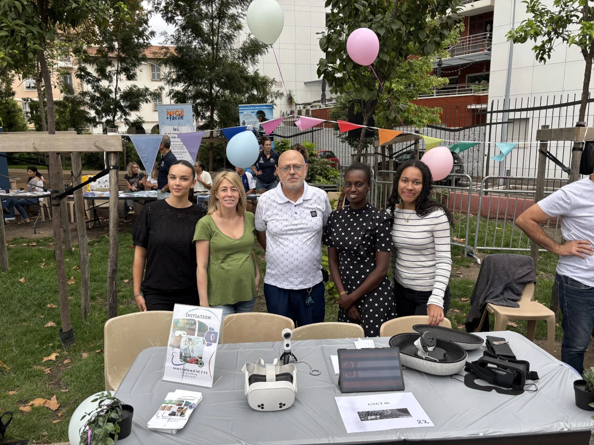 Photo du stand de GNUT 06 lors de l'évènement 'Nice fête sa rentrée' avec des visiteurs découvrant nos technologies