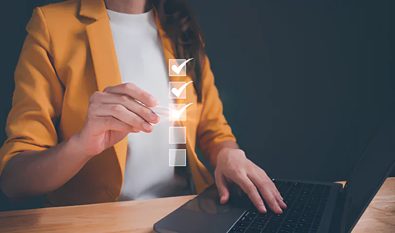 Illustration d'un audit numérique, avec des tableaux et graphiques sur écran