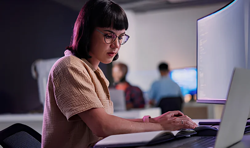 Conception numérique, symbolisée par des développeurs et designers collaborant sur des interfaces