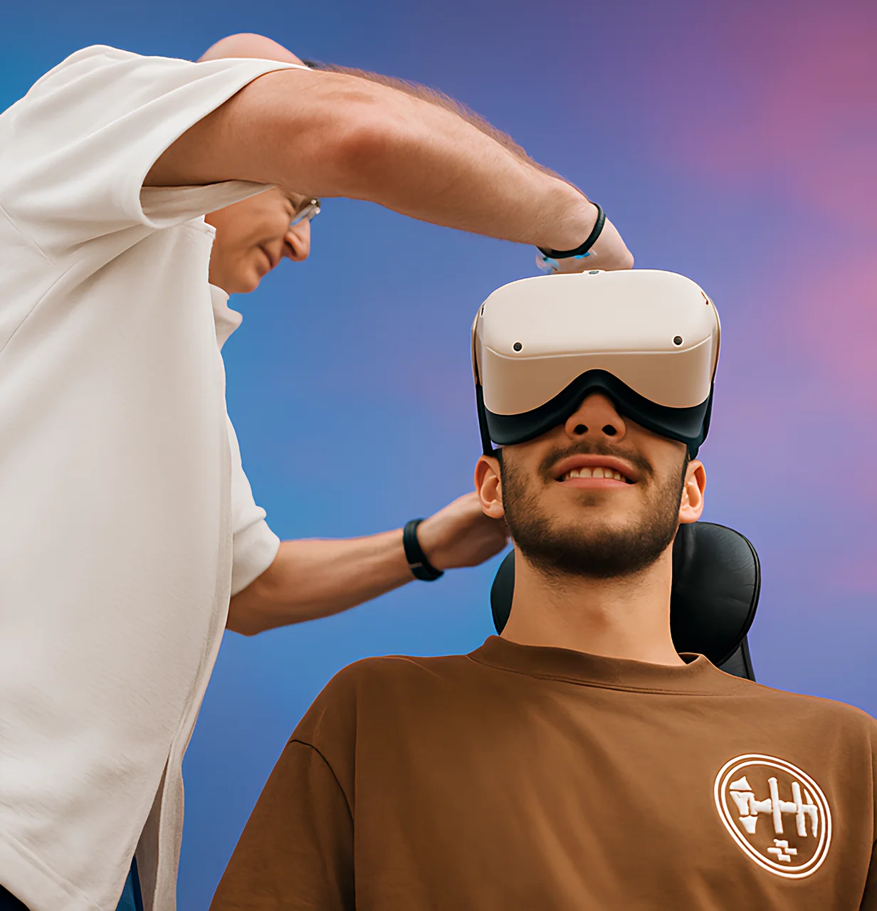 Personne découvrant une expérience immersive en réalité virtuelle avec casque VR, illustration de notre approche inclusive